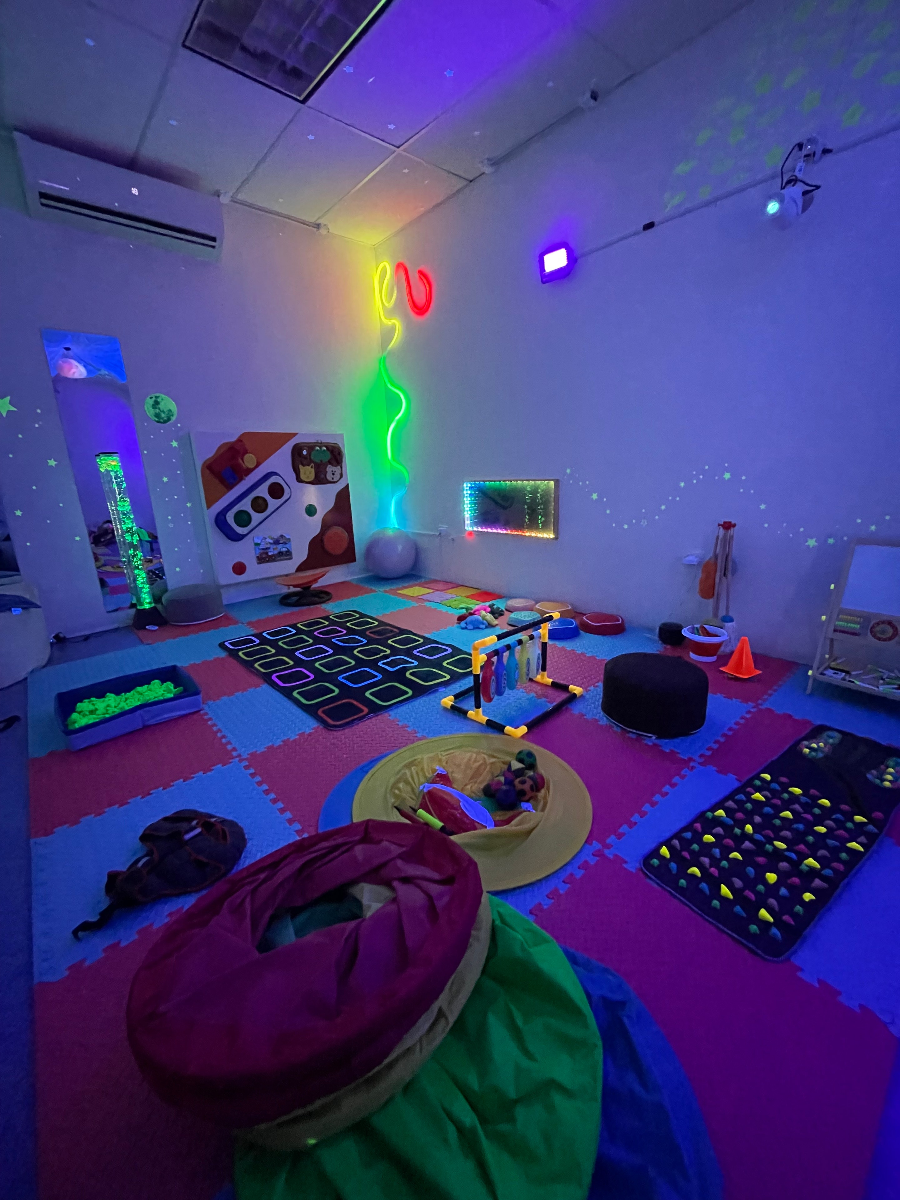 Espacio Sensorial XCANDA completo: piso de estrellas, hamaca, techo estrellado y mesa de luz