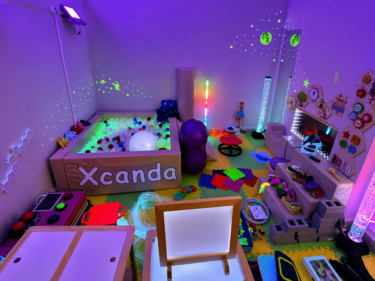 Espacio Sensorial XCANDA completo — piso de estrellas, hamaca, techo estrellado y mesa de luz